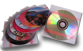 Commande de pressage DVD pour Brest avec des pochettes plastiques souple à rabat et un dos adhésif.